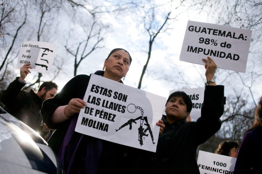 Socias y simpatizantes de la Asociación de Mujeres de Guatemala manifestándose el día que la alcaldesa de Madrid hizo la entrega de la Llave de Oro de Madrid al Presidente de Guatemala Otto Pérez Molina. Foto de Gabriel Pecot