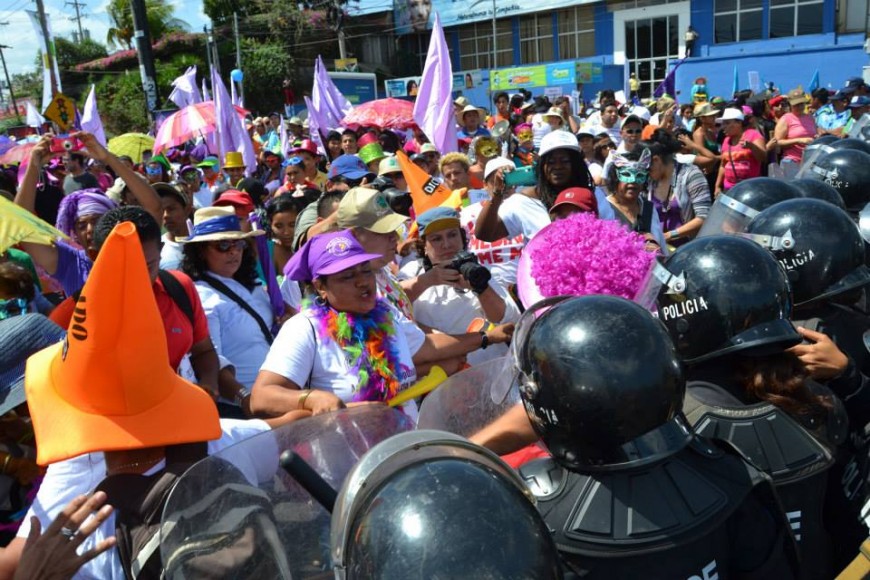 La policía impidió a las feministas terminar la marcha del 8 de marzo./ Programa Feminista La Corriente