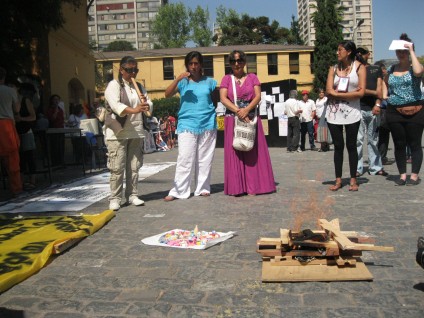 Julieta Paredes (izda) con otras compañeras.