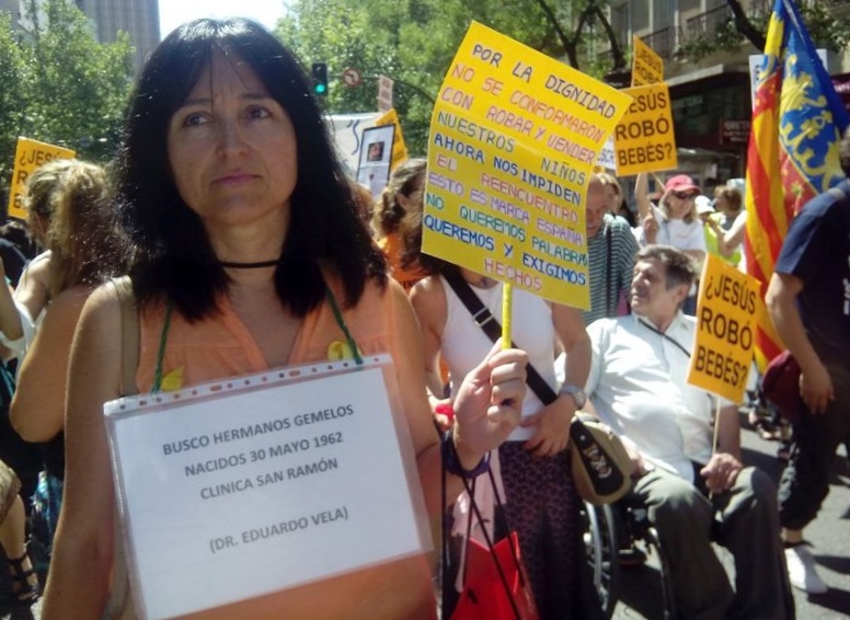 Fotos de la manifestación convocada por las asociaciones de bebés robados en Madrid el pasado mayo./Llum Quiñonero