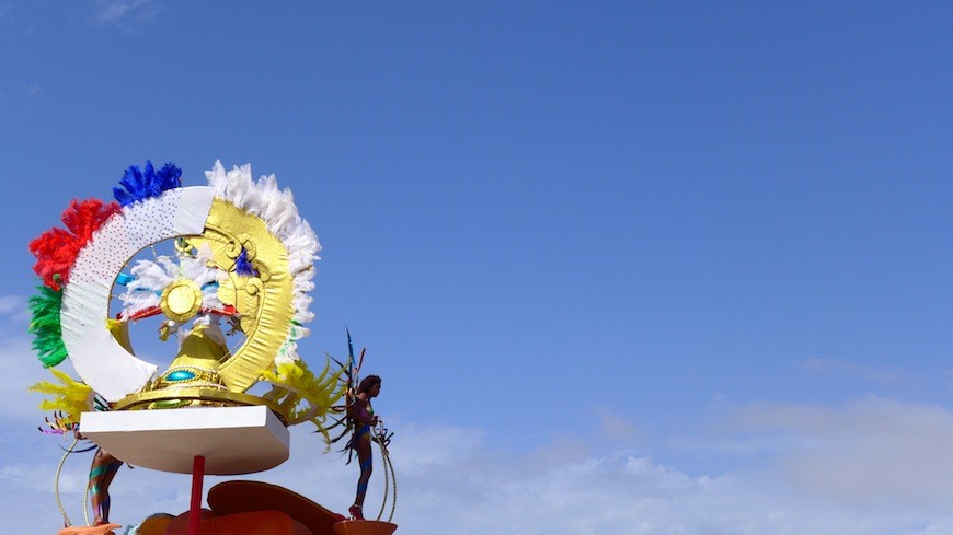 Una 'drag queen' balla sobre una carrossa del Carnaval de Mindelo / Jordi de Miguel