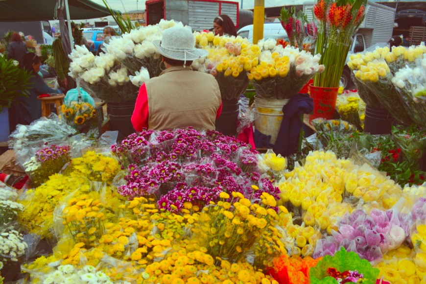 Puesto callejero de flores en Colombia. Foto: Florencia Goldsman