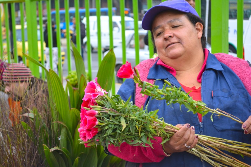 Una mujer vende flores en una calle de Bogotá. Foto: Florencia Goldsman