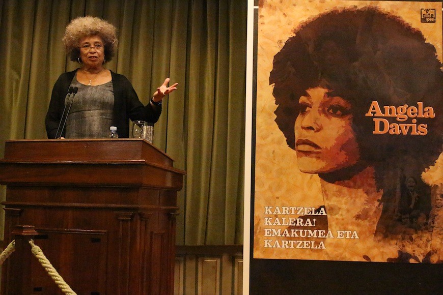 Angela Davis, durante su ponencia en la Biblioteca de Bidebarrieta (Bilbao)./ Ecuador Etxea