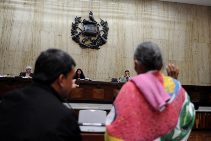 testiga y víctima de violencia sexual,   se juramenta frente al tribunal, durante el Juicio de Sepur Zarco