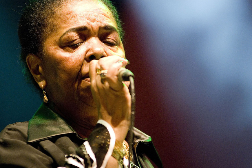 Cesária Évora en concierto, en 2008./ Silvio Tanaka