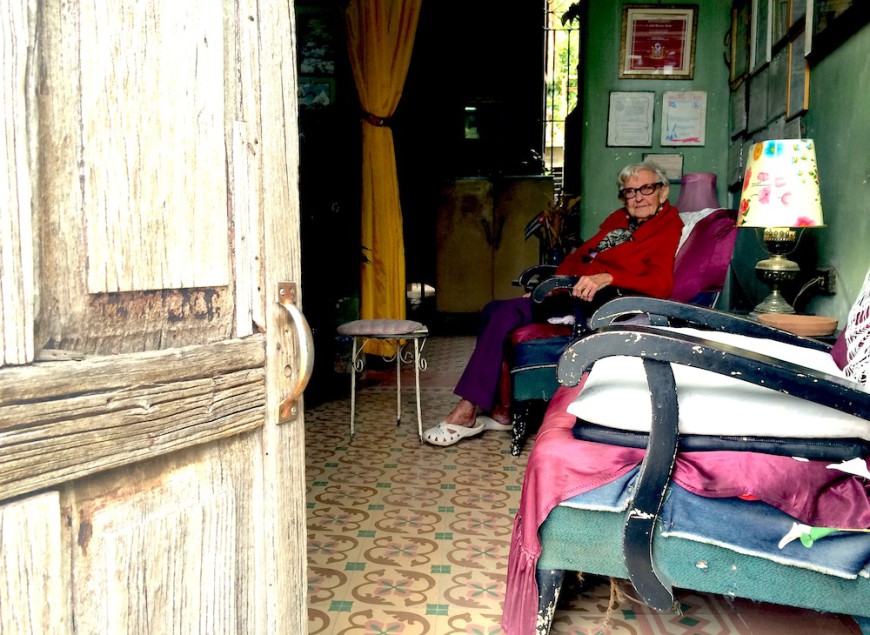 Martínez salía al campo para promover el empoderamiento político de las mujeres, mientras recogían café en los campos./ L.M. 