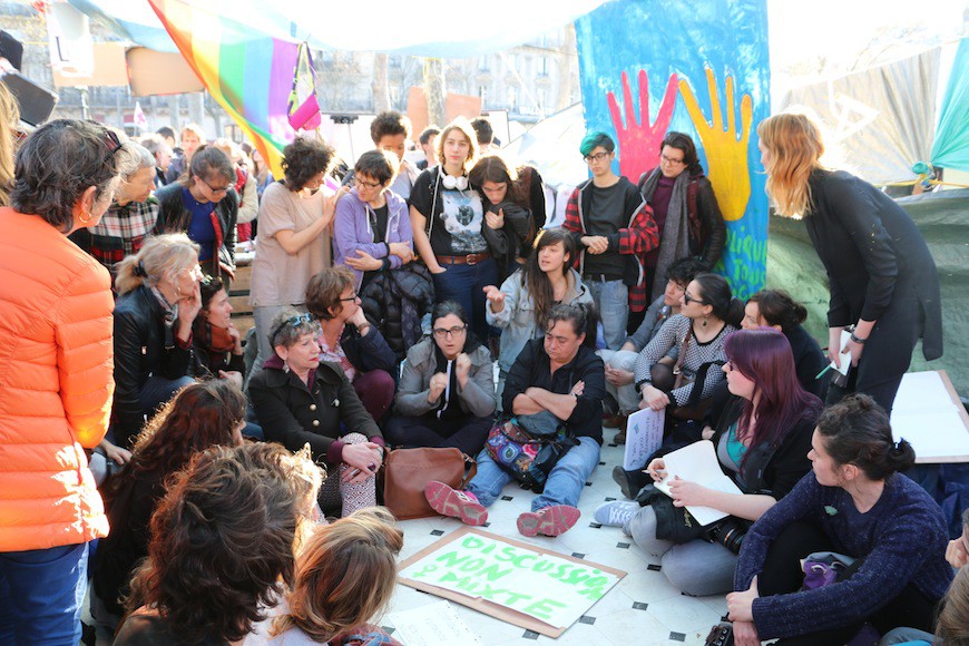 Mujeres debaten en la comisión feminista de Nuit Debout./ L.G.