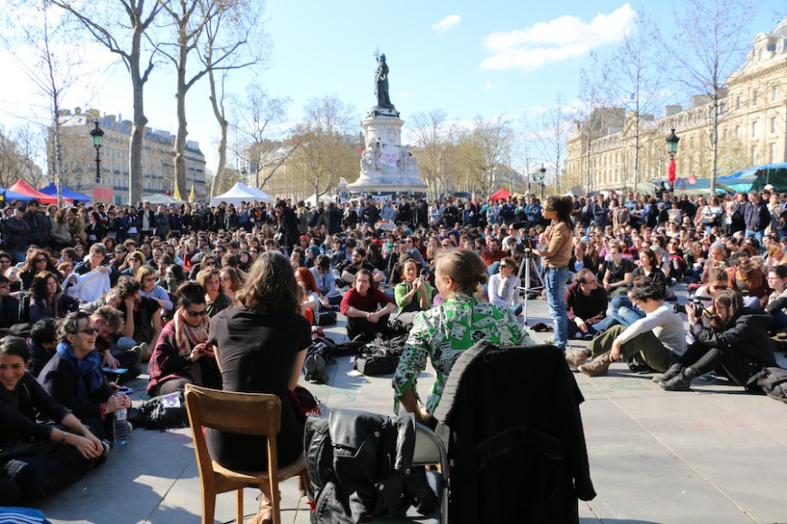 La conferencia del domingo temático del 10 de abril sobre el trabajo y las mujeres atrajo a centenares de asistentes en la plaza de la République, París./ L.G.