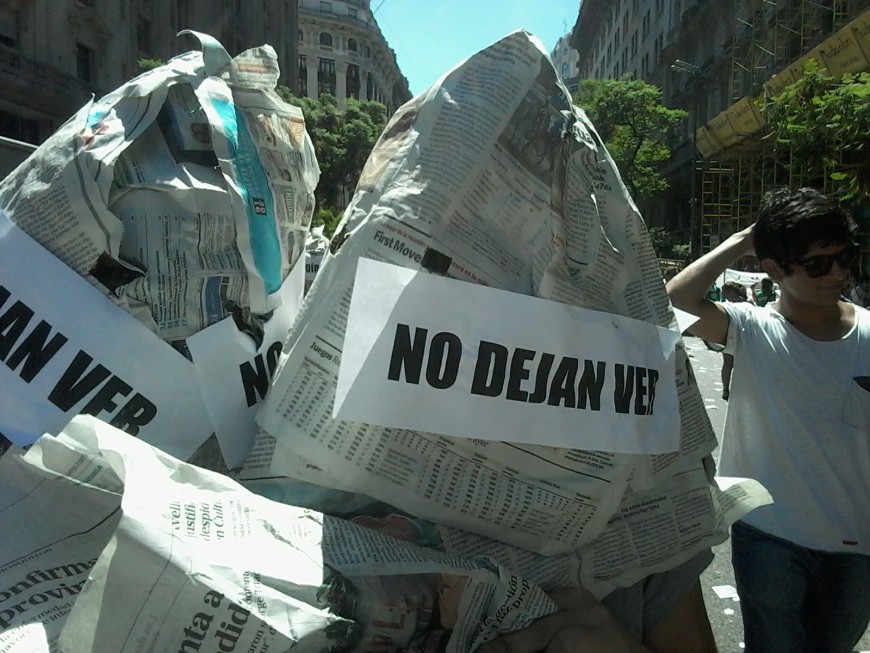 Acción Emergente propuso en una manifestación cubrirse la cabeza con diarios de la derecha con la leyenda "no nos dejan ver", "no nos dejan oír".