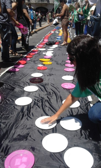 Artistas, gestores culturales y periodistas pusieron un plato en la calle por cada familia que quedaba desempleada por los despidos injustificados en el ámbito de la cultura./ x.s.