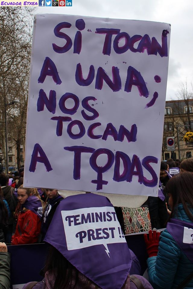 Cartel en la manifestación 'Feministok Prest', en Gasteiz./ Ecuador Etxea