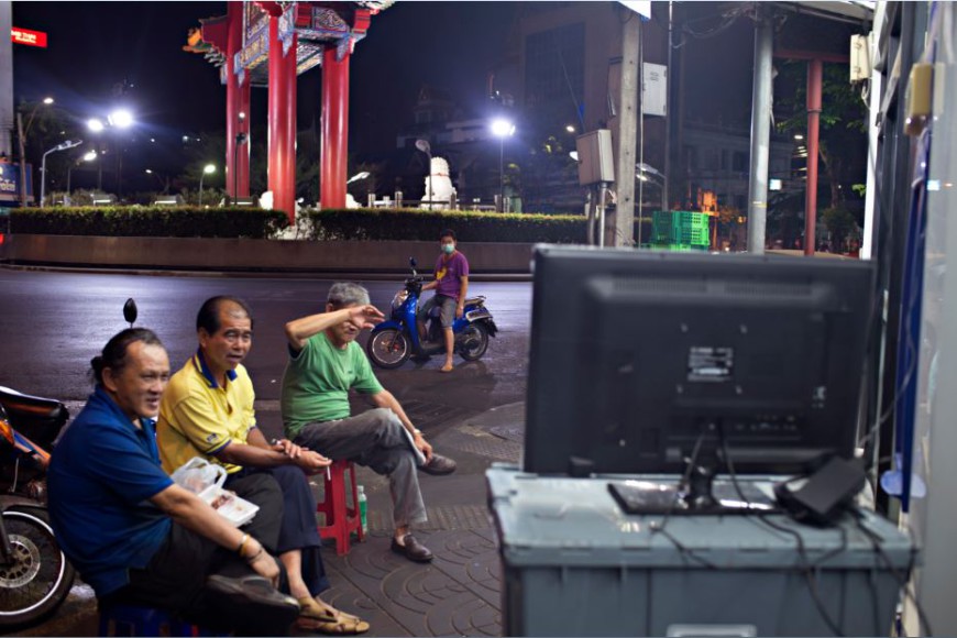 Un grupo de hombres miran una telenovela en el distrito de Samphanthawong / Foto: Walter Astrada