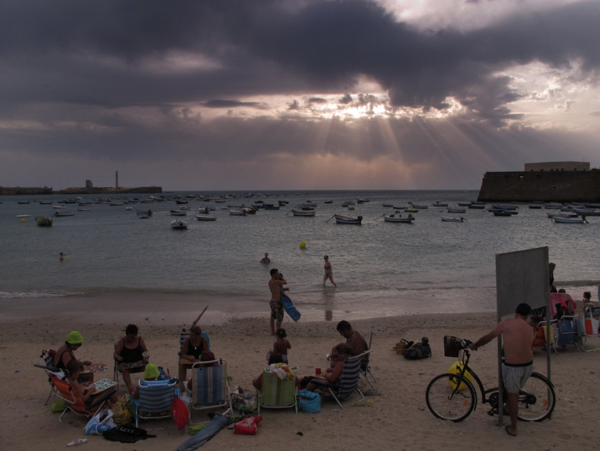 Un grupo de mujeres mayores disfrutan de un día de playa en La Caleta, Cádiz./ Patricia Simón