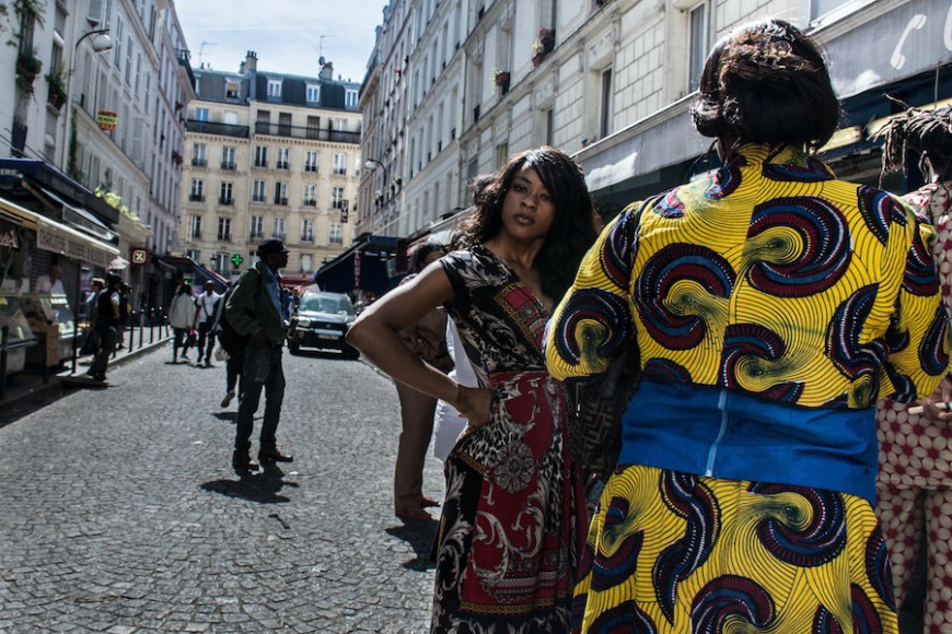 Mujer en la calle Myrha en el norte de París./ Teresa Suárez