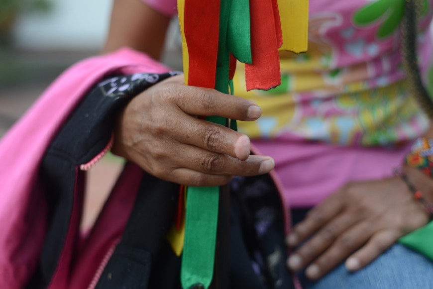 Una de las habitantes de la comunidad sufrió la mutilación de un dedo durante la noche del desplazamiento. /Foto: Álex Zapico