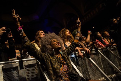 Varias mujeres disfrutan en el festival Afropunk celebrado en París./ Teresa Suárez