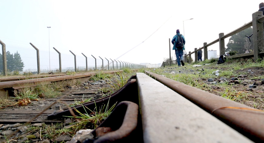 Un migrante camina en las afueras de la Jungla. / Foto: Lucía Muñoz