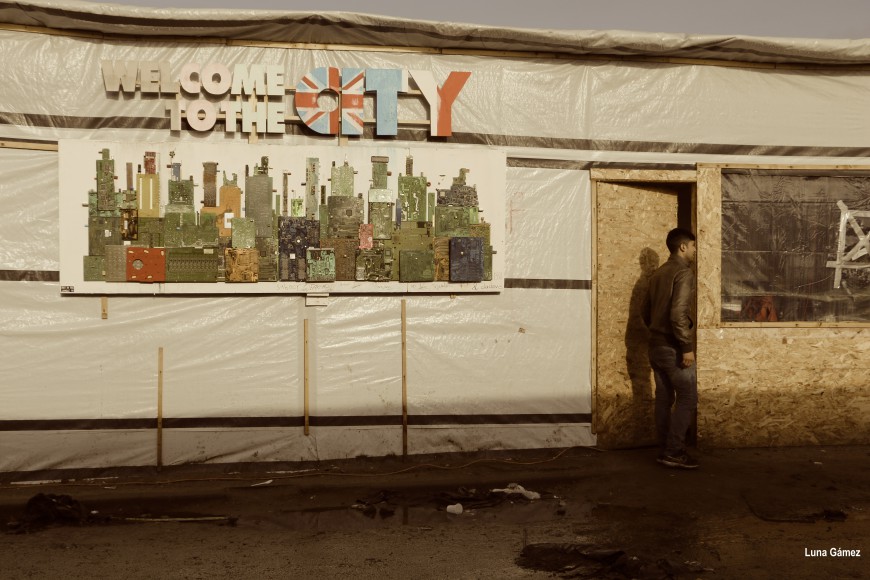 Un café-restaurante junto a la entrada principal de la Jungla./ Foto: Luna Gámez