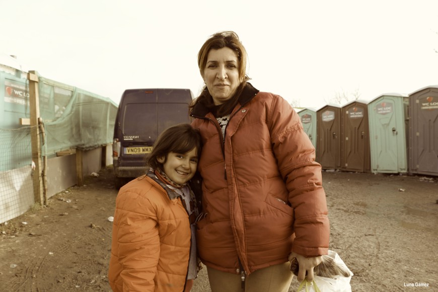 Una mujer de origen kurdo acude con su hija al centro de mujeres a recoger ropa y zapatos para su hija. /Foto: Luna Gámez