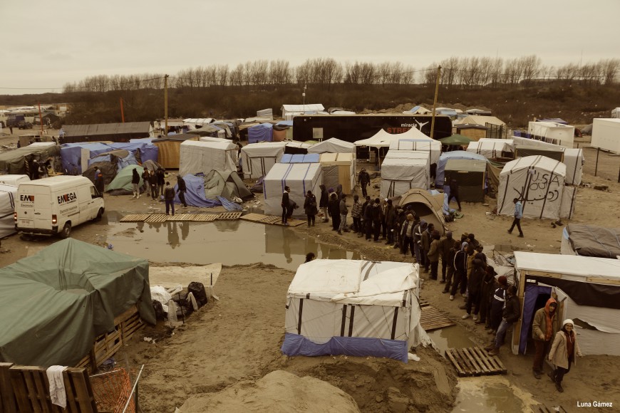 Una fila de refugiados se forma cerca de una cocina gestionada por voluntarios. / Foto: Luna Gámez