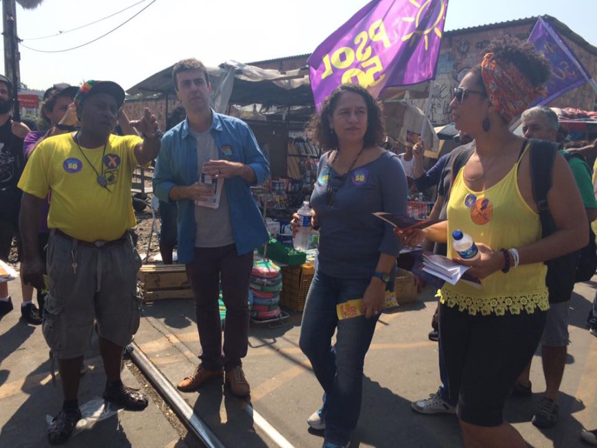 Marecelo Freixo, Luciana Boiteux (centro) y Marielle Franco en un acto de campaña electoral en la favela de Jacarezinho, 18 de agosto. /Foto: Divulgación Marielle Franco