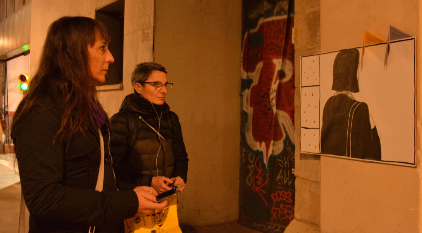 Dos participantes observan una de las viñetas mientras escuchan la narración./Foto: Keren Manzano 