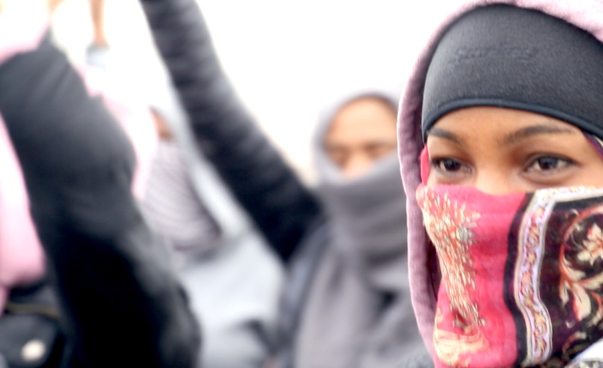 Una mujer migrante se manifiesta ante el desmantelamiento de Calais. /Foto: Lucía Muñoz