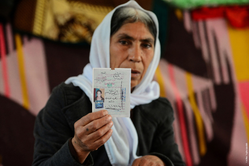 Madre yazidí muestra el carné de indentidad de su hija, capturada por el Daesh. /Foto de ©Alfred Yaghobzadeh, extraída web Parlamento Europeo 