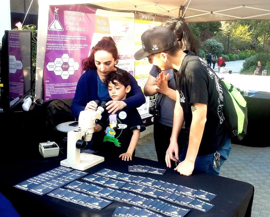 Ximena Steinberg en un stand informativo de la Fundación Ciencias para el Cannabis