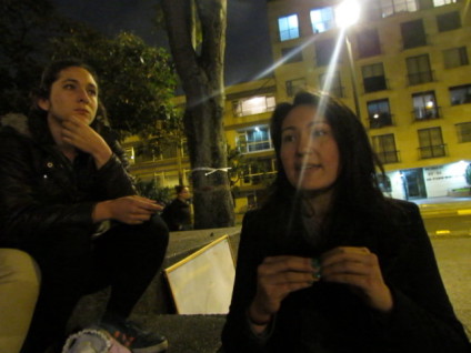  Yiya Sandoval (izda) y Paola Vargas, integrantes de la Comisión de Género de Paz a la Calle. / Foto: Begoña Barberá