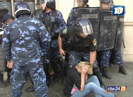 Sofía Gatica resiste a la policía. /Foto de redes sociales