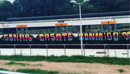 Grafiti con las palabras Sonar casate conmigo pintadas sobre un tren