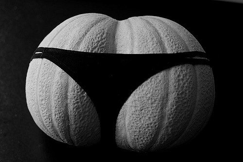 Fotografía en blanco y negro de una calabaza con un tanga negro