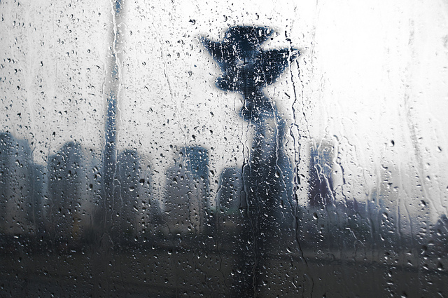 ventana con gotas de lluvia