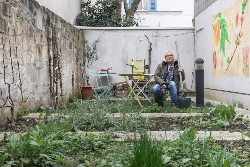 Kerstin Emanuelsson dedica horas a acondicionar el jardín de La Maison./ Teresa Suárez