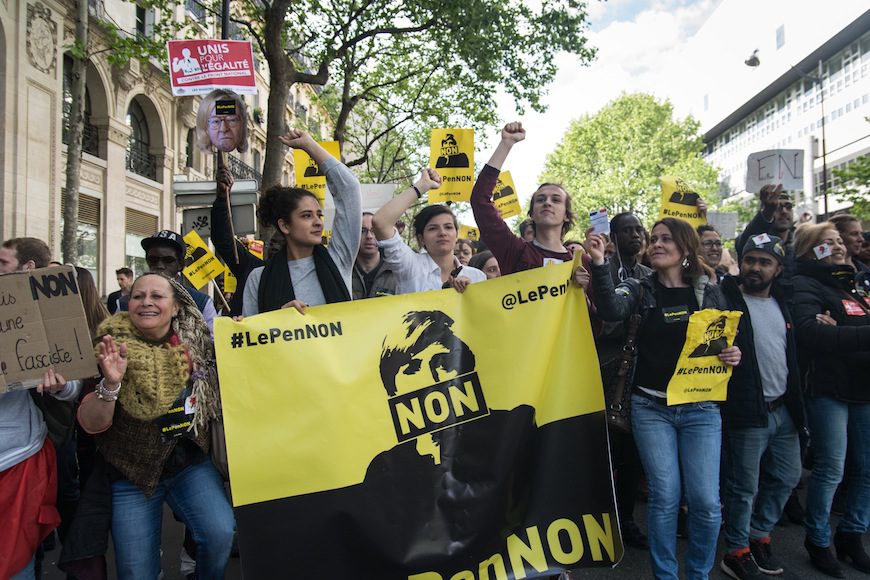 Pancartas contra Marine Le Pen durante la manifestación del 1 de mayo./ Teresa Suárez