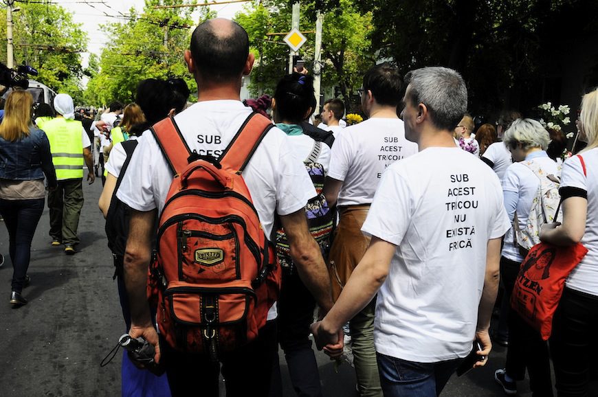 Una pareja de manifestantes cogidos de la mano. En la camiseta pone: "Debajo de esta camisa no existe el miedo"./ Ana Lemus Conejo