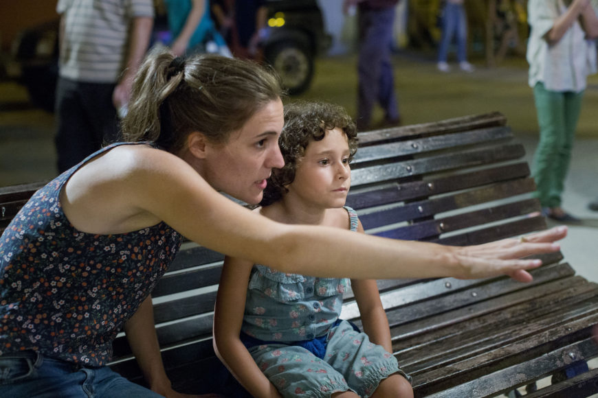 Simón da indicaciones a Laia Artigas, la actriz que interpreta a la niña protagonista, Frida./ Foto cedida por la directora