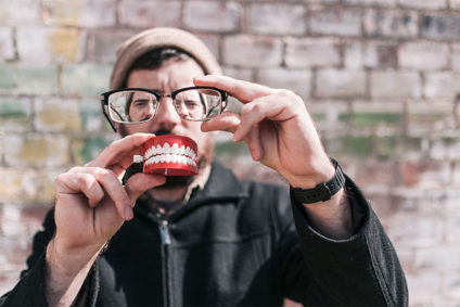 Un hombre posa detrás de unas gafas y una dentadura postiza