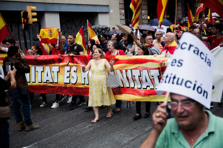  30 de septiembre. Manifestantes en contra del referéndum avanzan por vía Laietana, felicitando a la Policía Naciona en su paso por la Jefatura Superior de Policía. En Plaza San Jaume se escuchan las consignas de “Puigdemont a prisión” y “no se votará”.