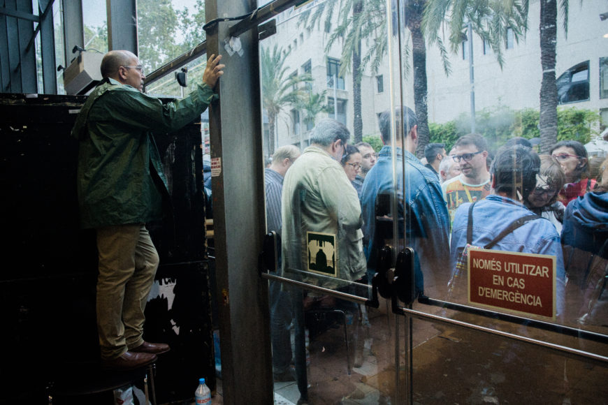 1 de octubre. Sants. Luego del bloqueo al sistema digital de votación, y ante el paso de los furgones de la Policía Nacional, las puertas del recinto son cerradas y se detiene la votación.