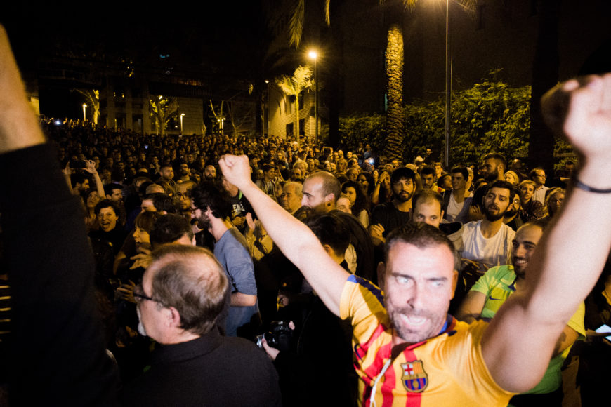 1 de octubre. Fuera de las Cotxeres los votantes que cuidaban la entrada celebran el haber logrado votar a pesar de la intimidación.