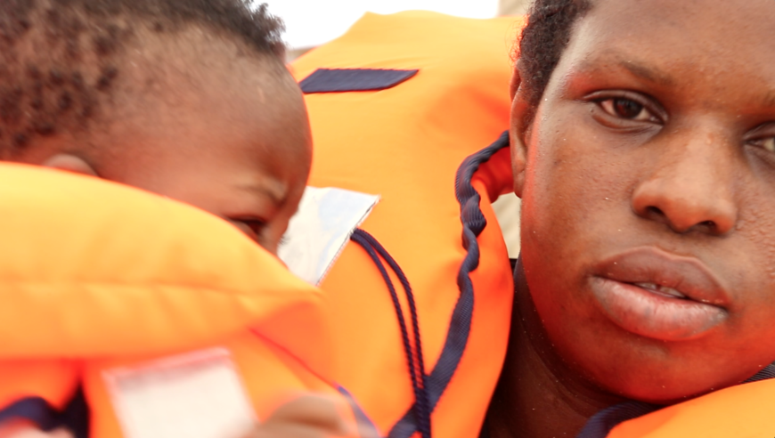 Una migrante, junto a un bebé, rescatados en el Mediterráneo Central. / Foto: Lucía Muñoz