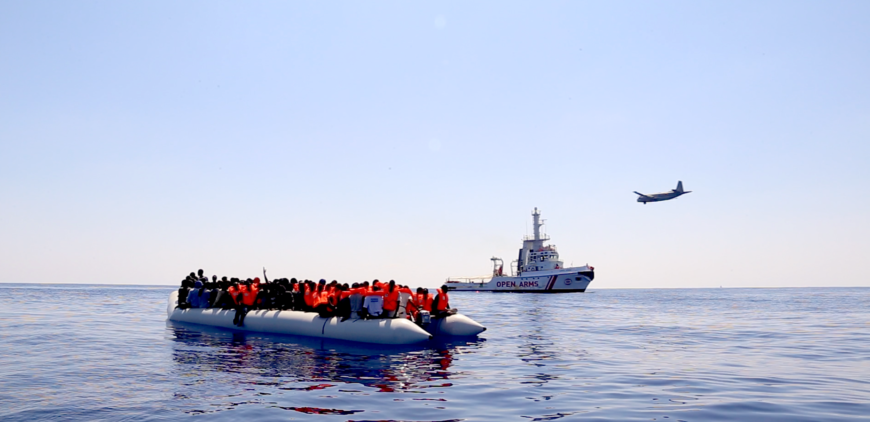 Una de las barcazas rescatadas por Proactiva Open Arms en el Mediterráneo Central. / Foto: Lucía Muñoz