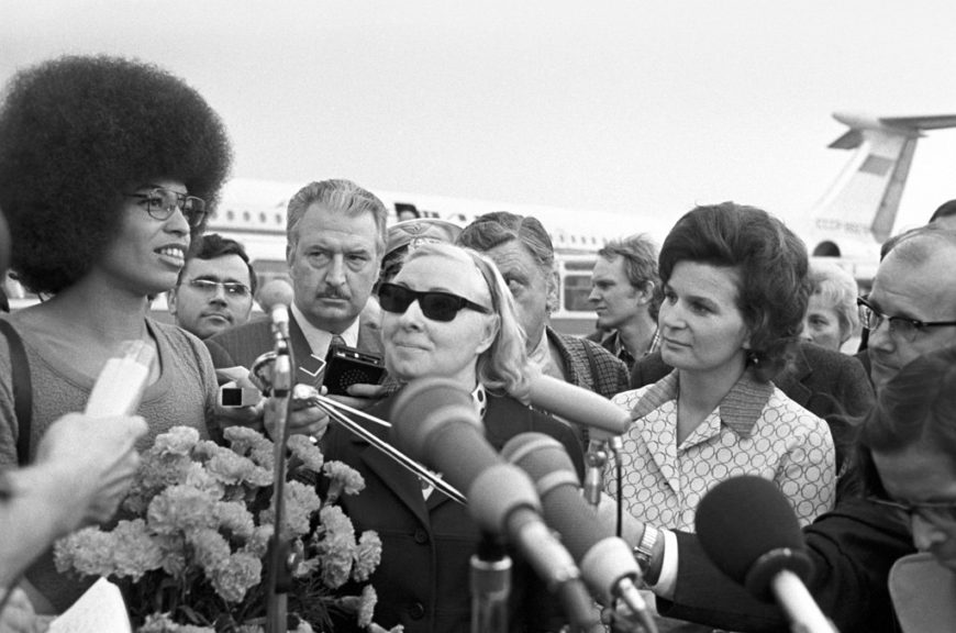 Angela Davis en 1972, durante su encuentro con la astronauta soviética Valentina Tereshkova./ Yuriy Ivanov / Юрий Иванов