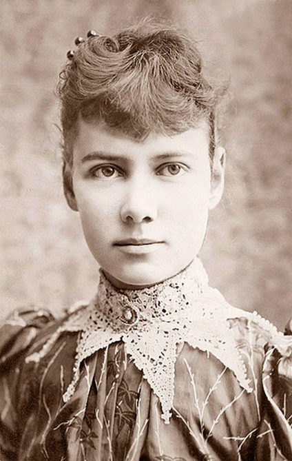 Nellie Bly en 1890, fotografiada por H. J. Myers