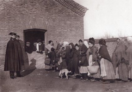 Antigua fábrica de tabacos de Madrid en la Calle Embajadores (1910)