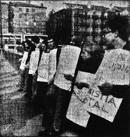 Militantes de COPEL encadenados al puente del Arenal, en Bilbao.- Fotografía publicada en El Correo Español