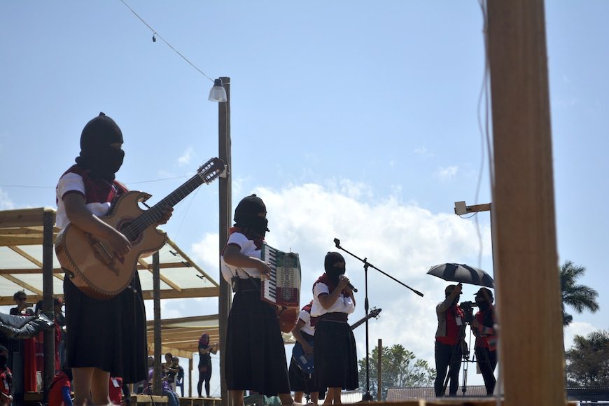 Los encuentros incluyeron actuaciones de grupos de mujeres zapatistas./ F.G.